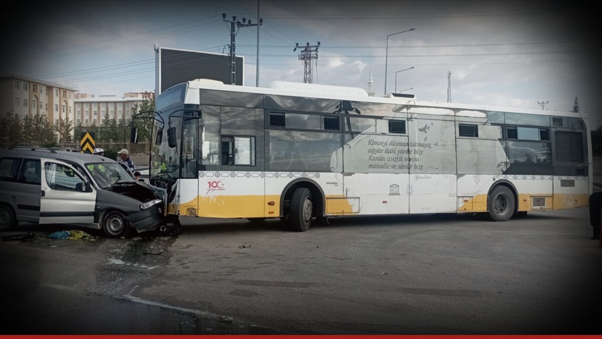 Karaman'da halk otobüsü ile ticari araç çarpıştı: 2'si çocuk 5 yaralı